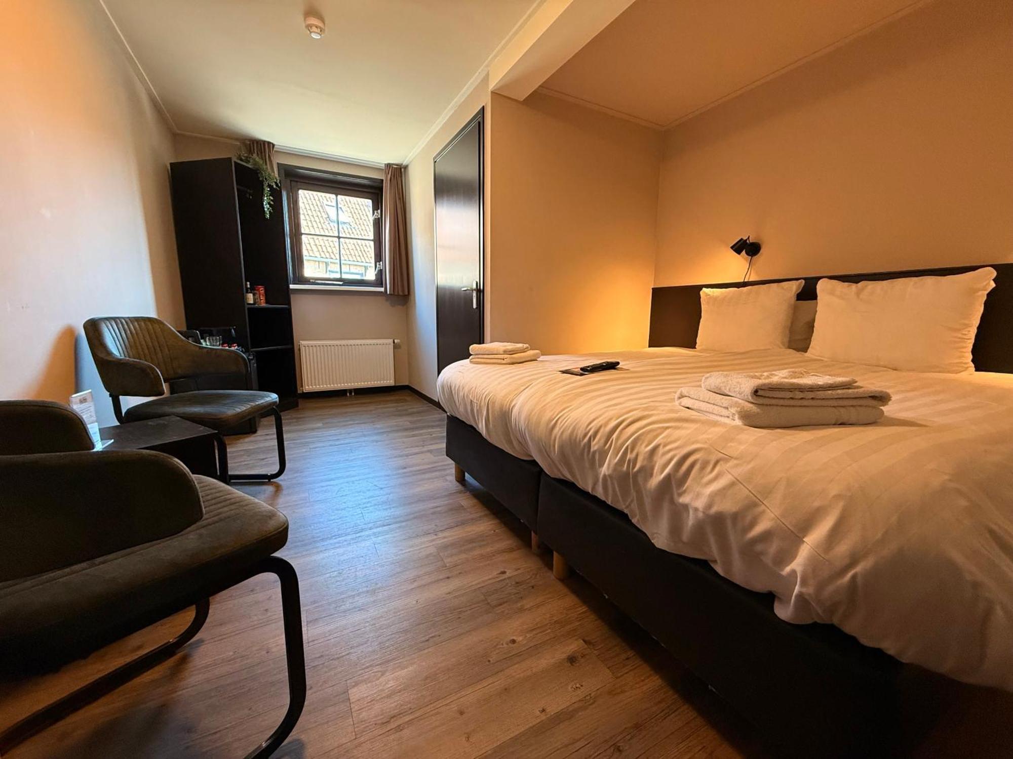 Bij Hen Op Ameland Hotel ฮอลลุม ภายนอก รูปภาพ