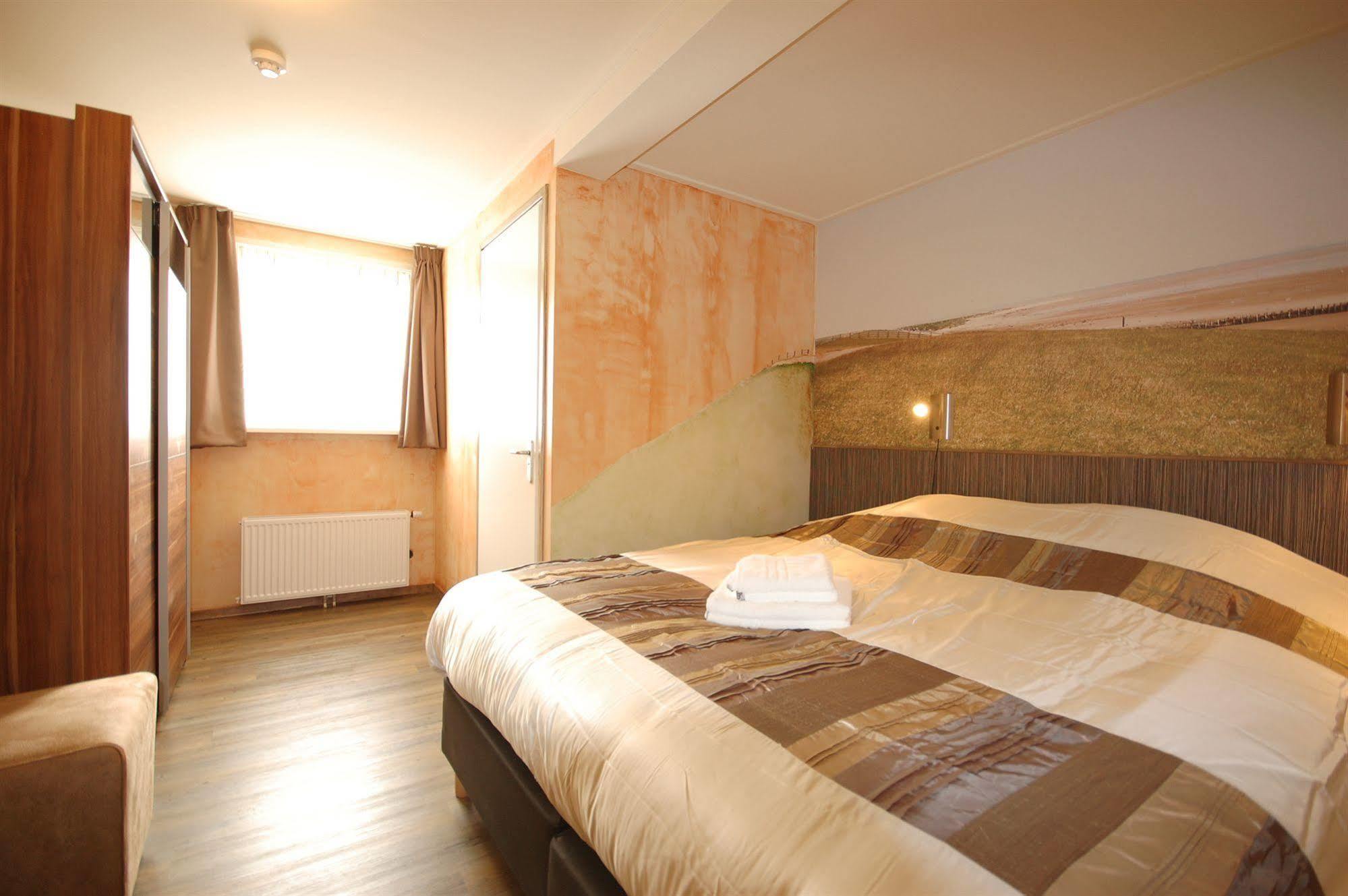 Bij Hen Op Ameland Hotel ฮอลลุม ภายนอก รูปภาพ